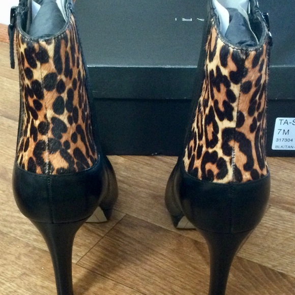 Tahari Serena Black Leather & Leopard Bootie NIB - Picture 5 of 8